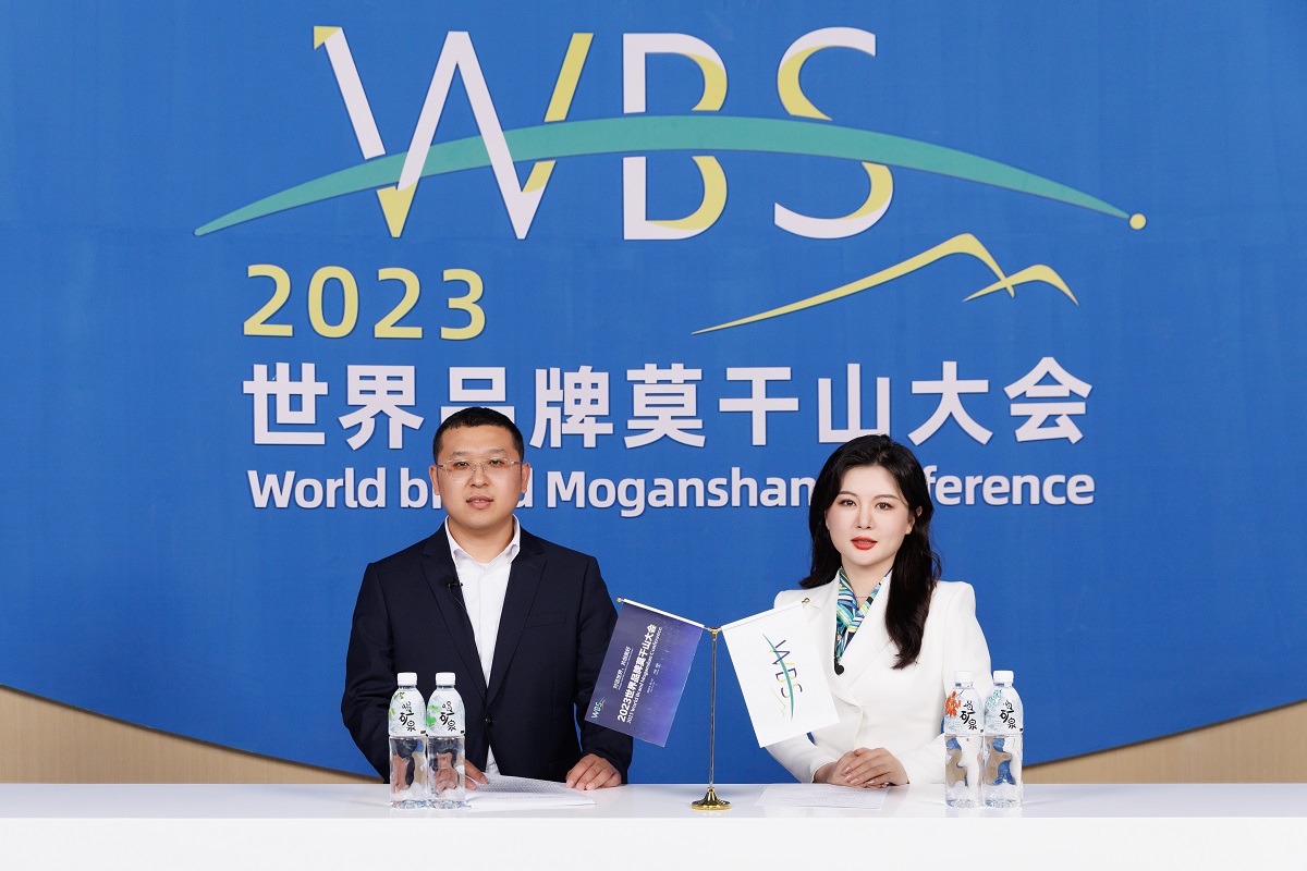 图为哈尔滨市方正县人民政府副县长张昕（左）接受新华财经记者采访